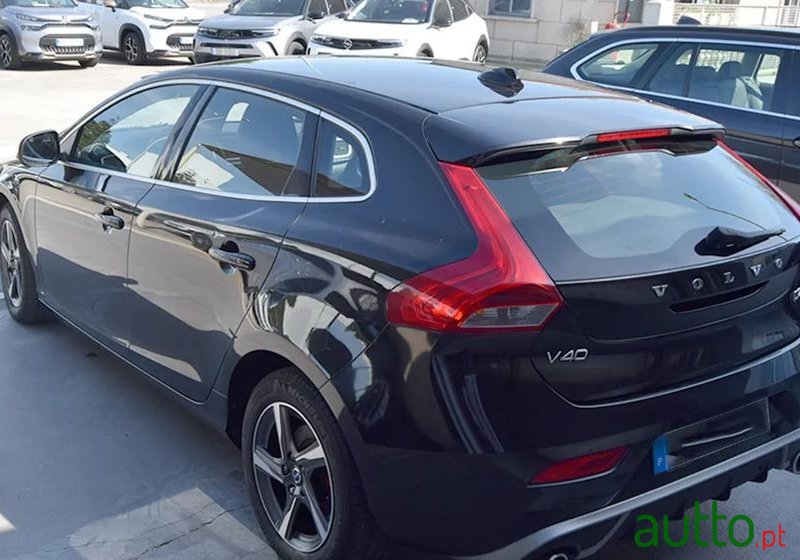 2015' Volvo V40 2.0 D2 R-Design photo #4