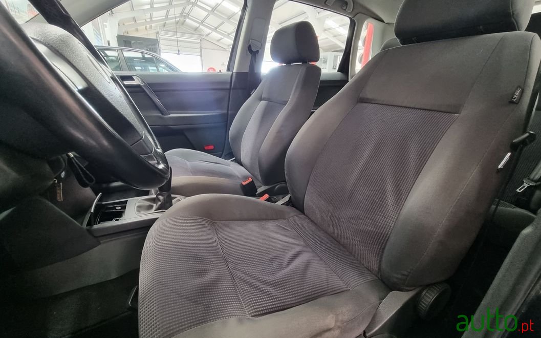 2005' Volkswagen Polo photo #6