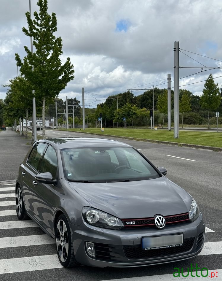 2010' Volkswagen Golf 2.0 Gti photo #2
