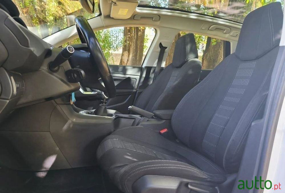 2015' Peugeot 308 Sw photo #2