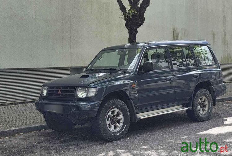 1999' Mitsubishi Pajero photo #1