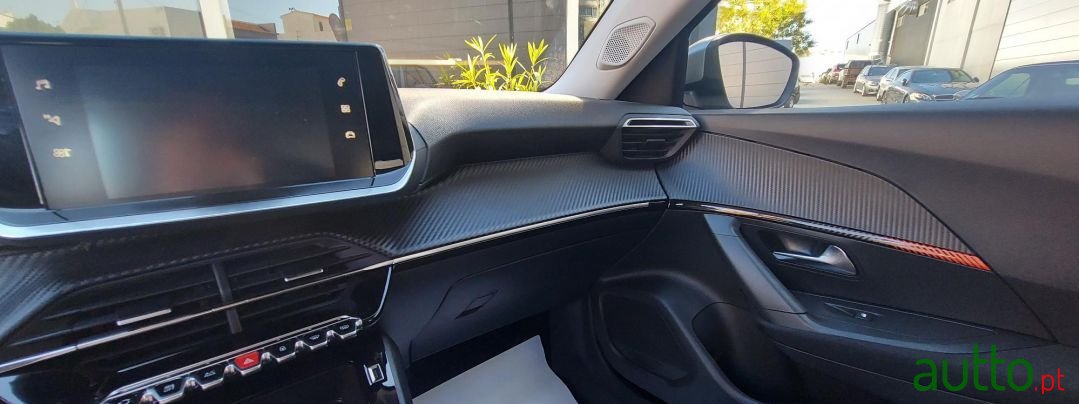 2020' Peugeot 2008 photo #2