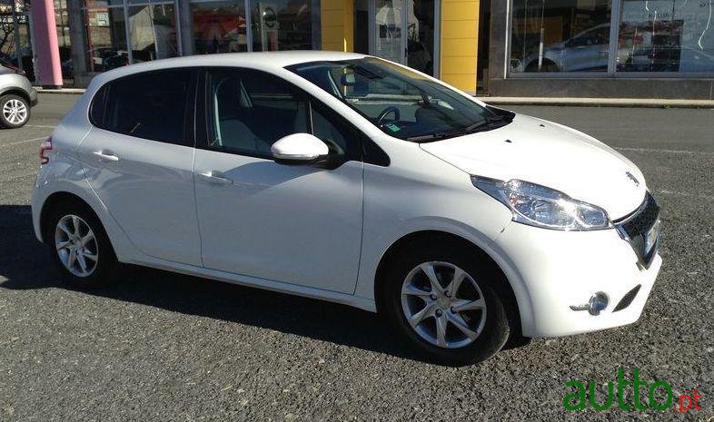 2014' Peugeot 208 82Cv photo #3