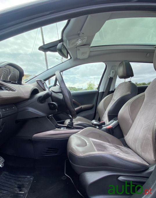 2013' Peugeot 2008 photo #5