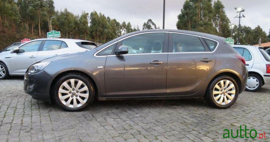 2012' Opel Astra photo #3