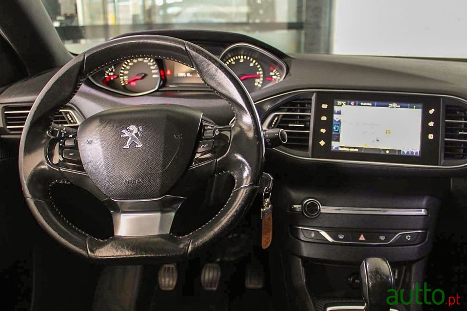 2013' Peugeot 308 photo #6