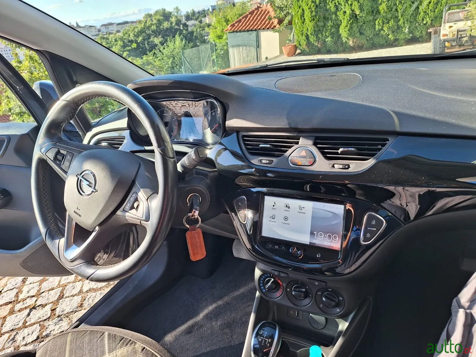 2015' Opel Corsa photo #1