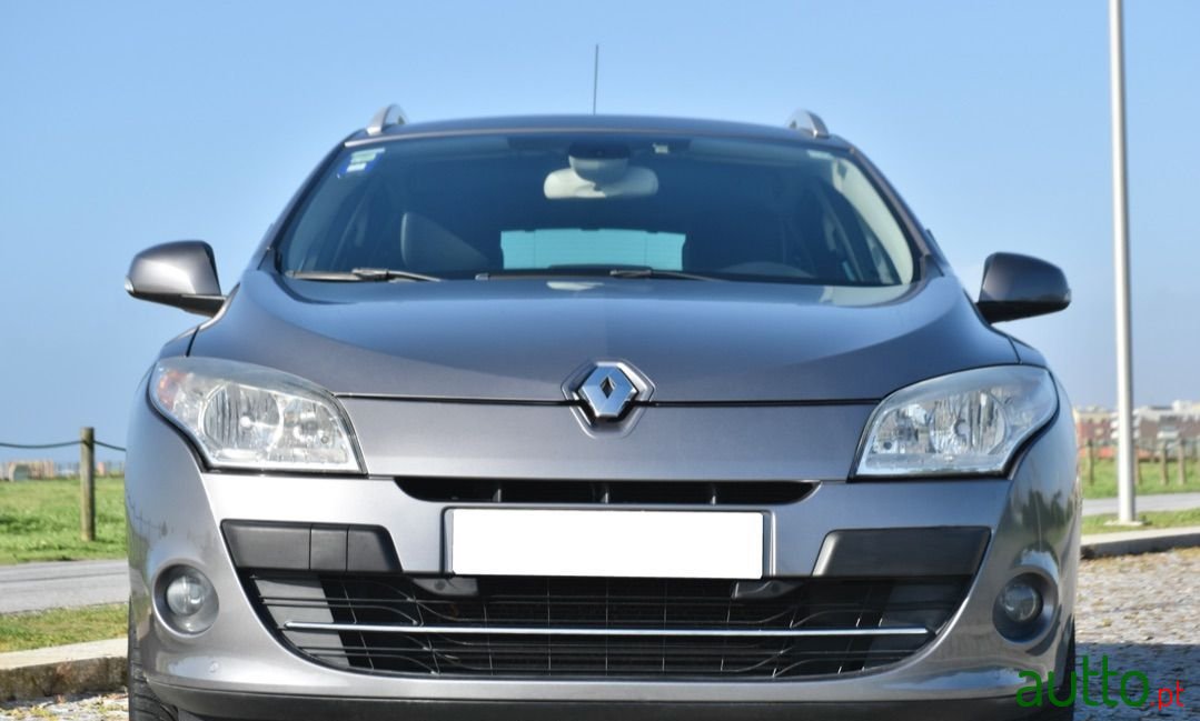 2010' Renault Megane Sport Tourer photo #2
