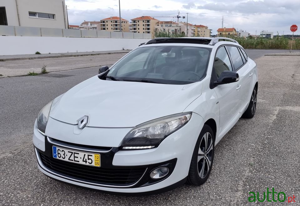 2012' Renault Megane Sport Tourer photo #2