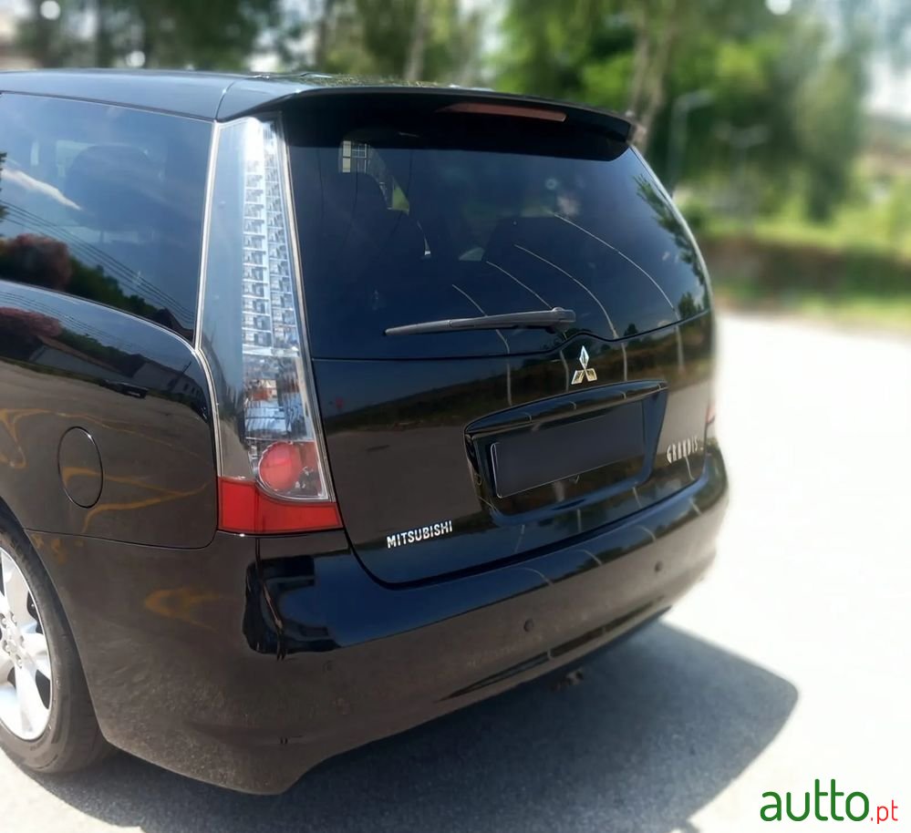 2008' Mitsubishi Grandis photo #5