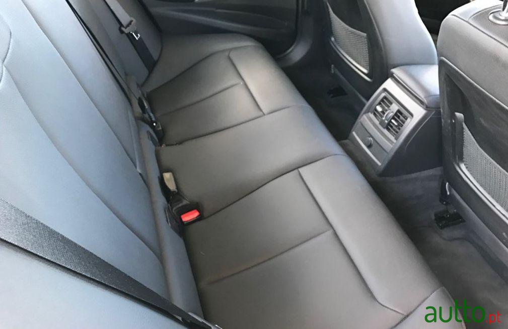 2012' BMW 318 photo #1