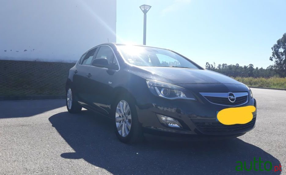 2010' Opel Astra photo #1