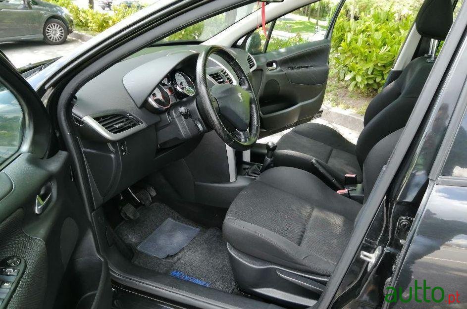 2008' Peugeot 207 Sw photo #2