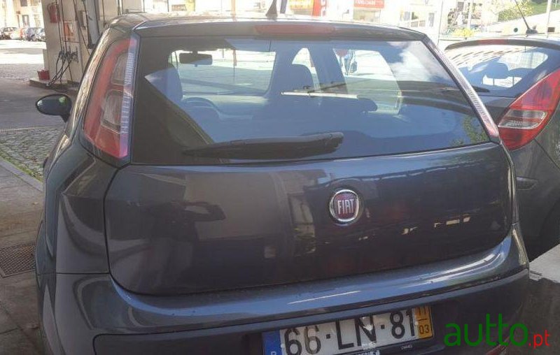 2011' Fiat Punto Evo photo #2
