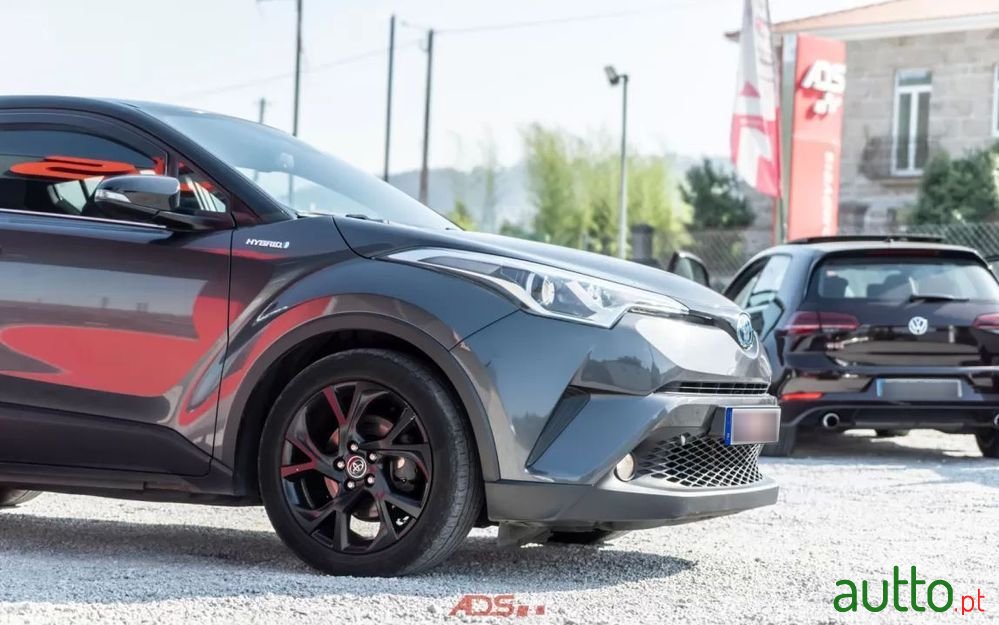 2018' Toyota C-HR 1.8 Hsd Exclusive photo #2