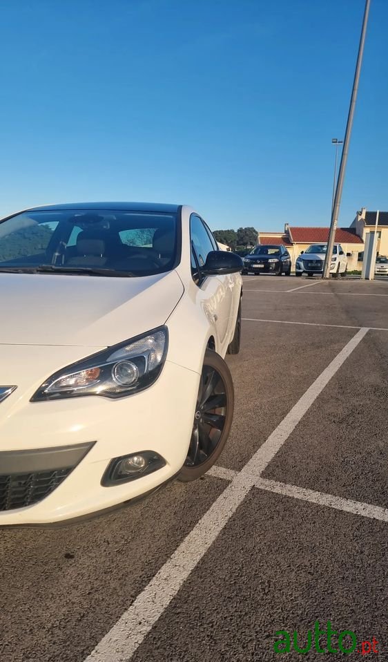 2013' Opel Astra Gtc photo #2