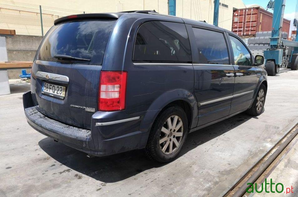 2008' Chrysler Grand Voyager photo #3