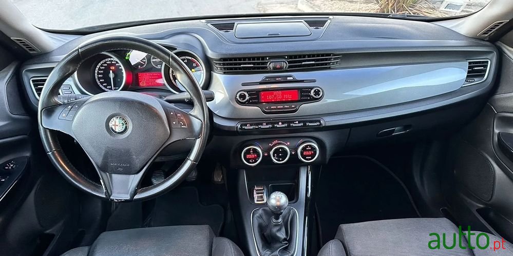 2013' Alfa Romeo Giulietta photo #6