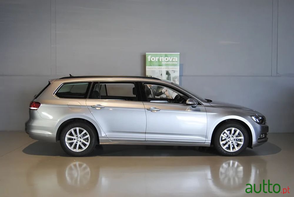 2017' Volkswagen Passat Variant photo #3