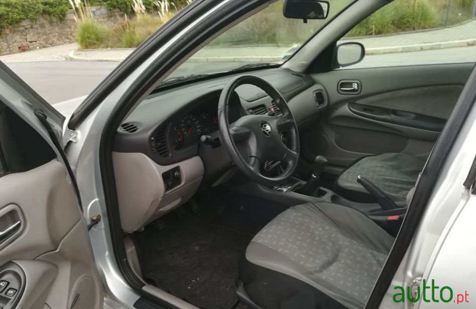 2001' Nissan Almera photo #2