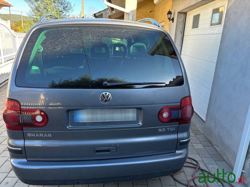 2008' Volkswagen Sharan 2.0 Tdi Highline photo #3