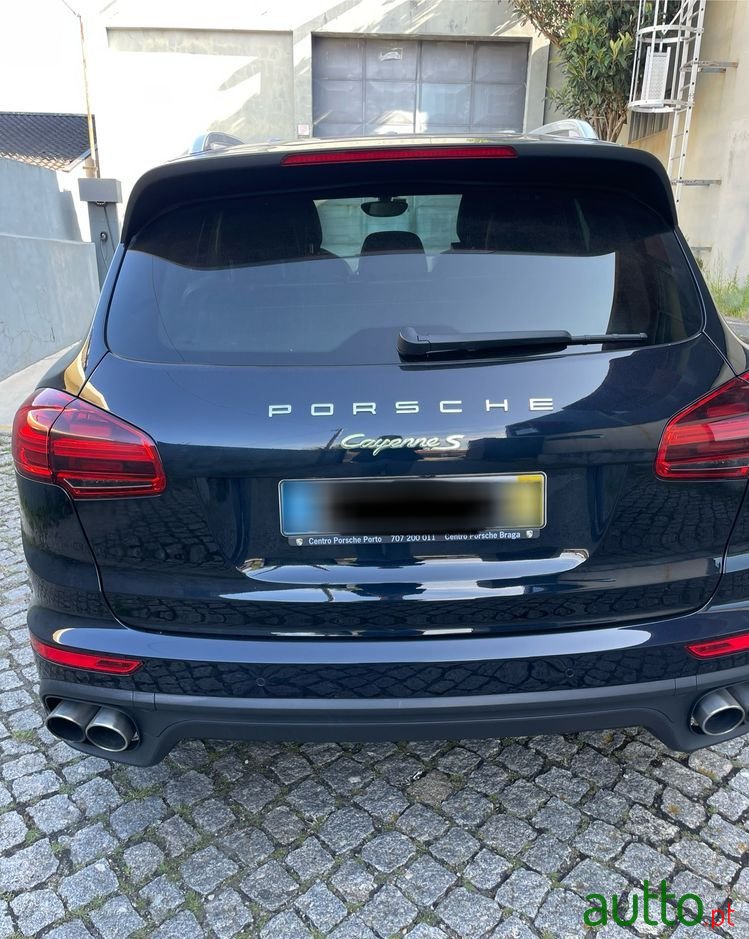 2015' Porsche Cayenne S Hybrid photo #3