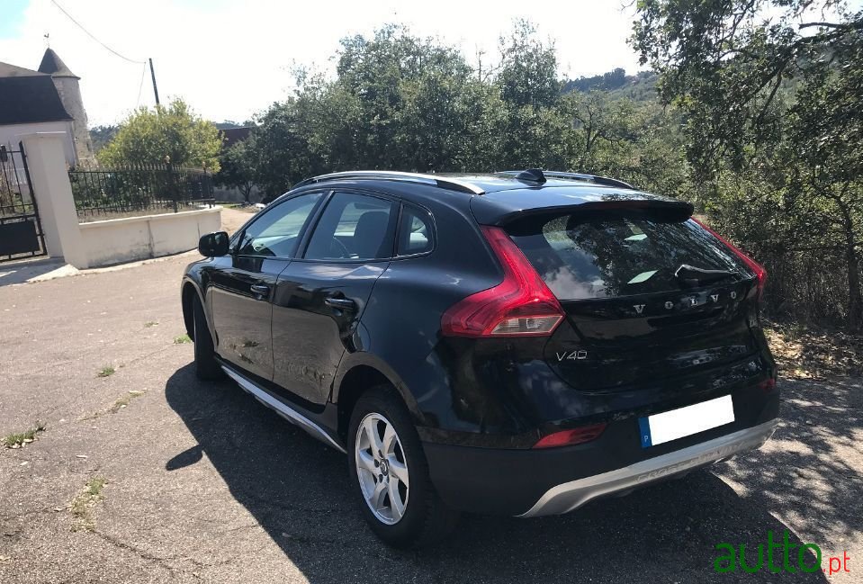 2015' Volvo V40 Cross Country photo #4