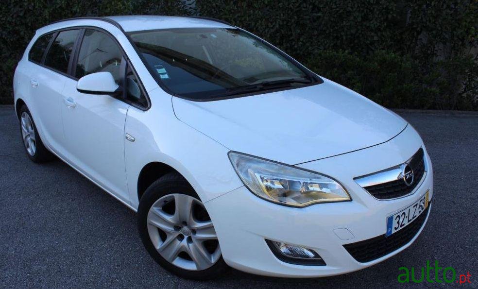 2011' Opel Astra Sports Tourer photo #2