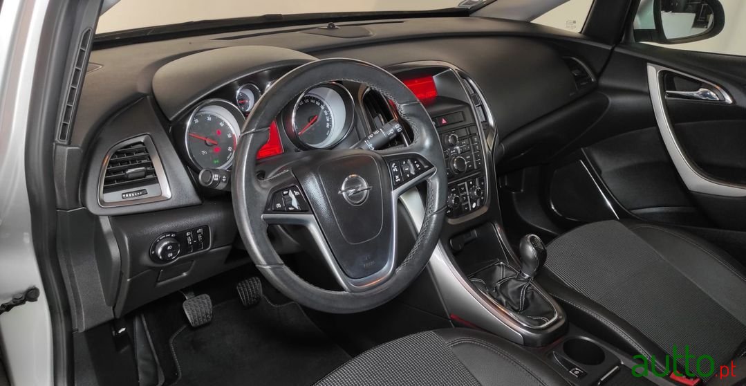 2012' Opel Astra Sports Tourer photo #5