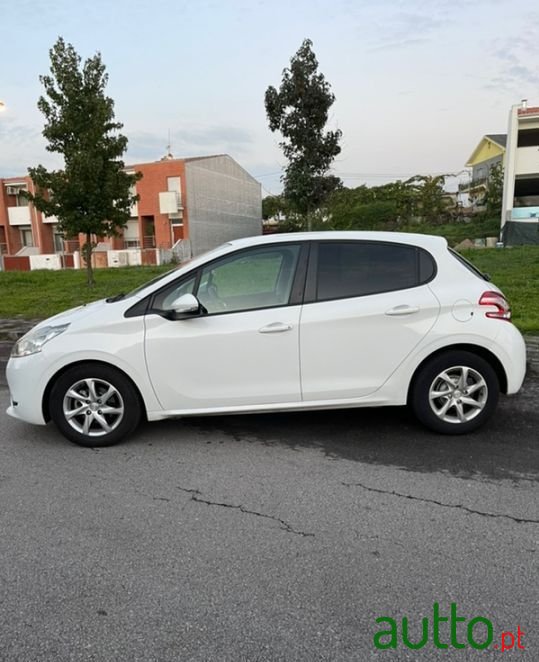 2014' Peugeot 208 photo #1