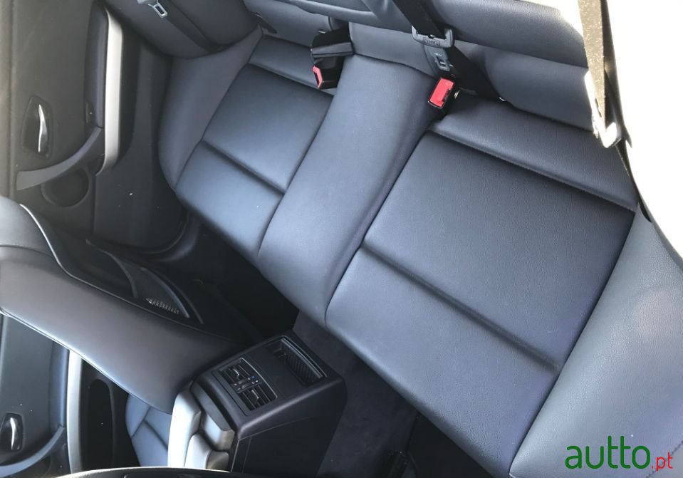 2011' BMW 318 photo #6