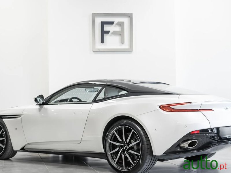 2019' Aston Martin DB11 Coupé photo #3