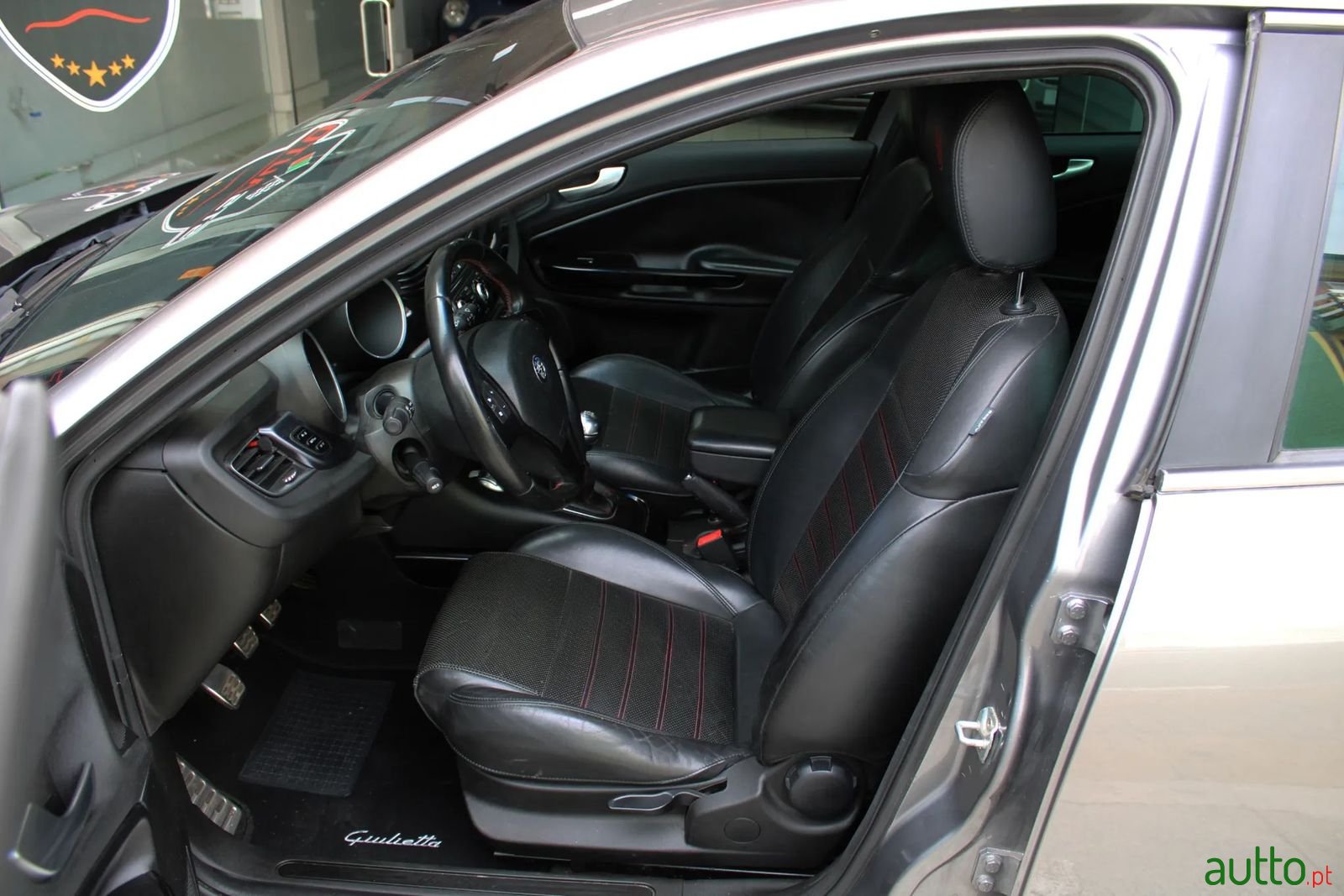 2011' Alfa Romeo Giulietta photo #6