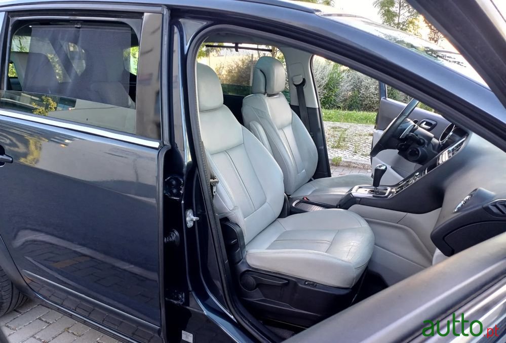 2012' Peugeot 5008 photo #4