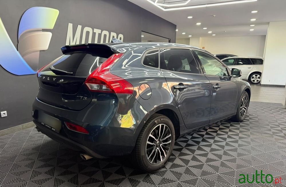 2019' Volvo V40 photo #5