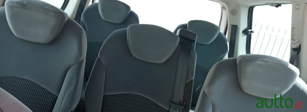 2012' Citroen C8 photo #3