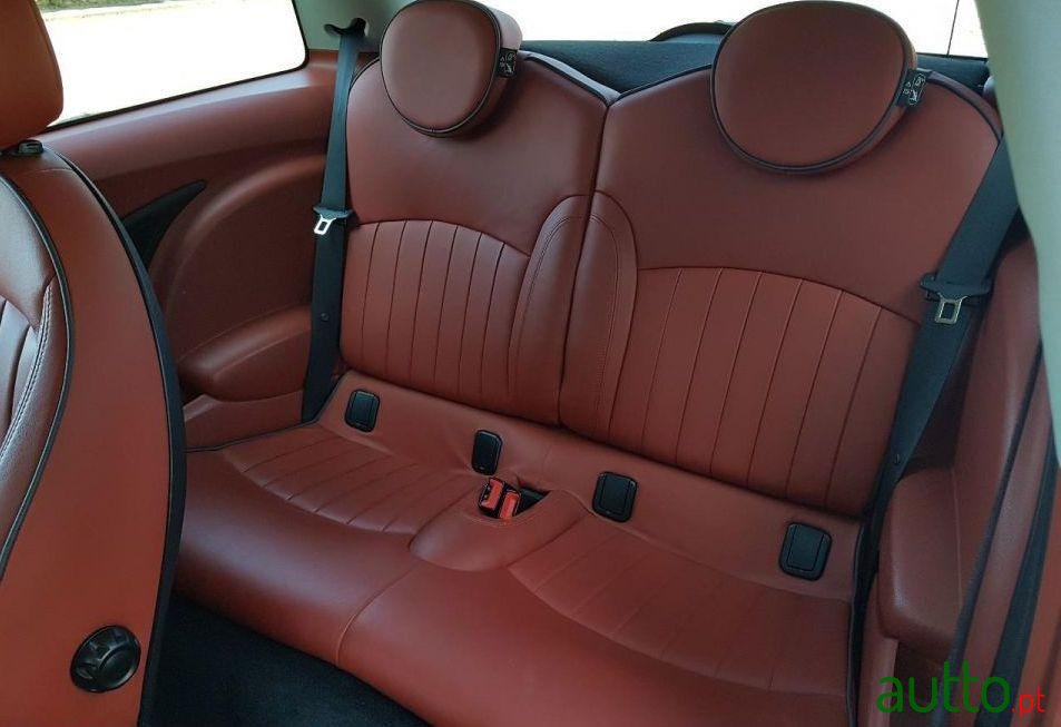 2009' MINI Cooper D photo #2