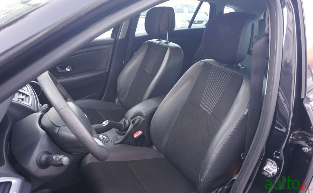 2011' Renault Megane Sport Tourer photo #6