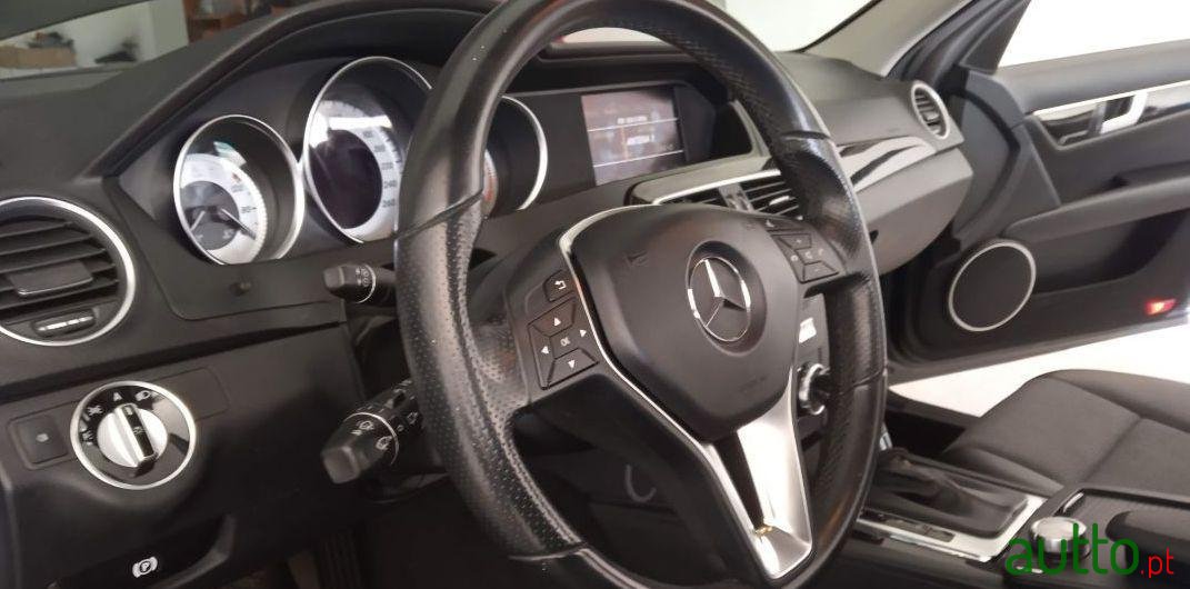 2011' Mercedes-Benz C-250 photo #5