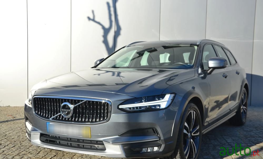 2019' Volvo V90 Cross Country photo #3