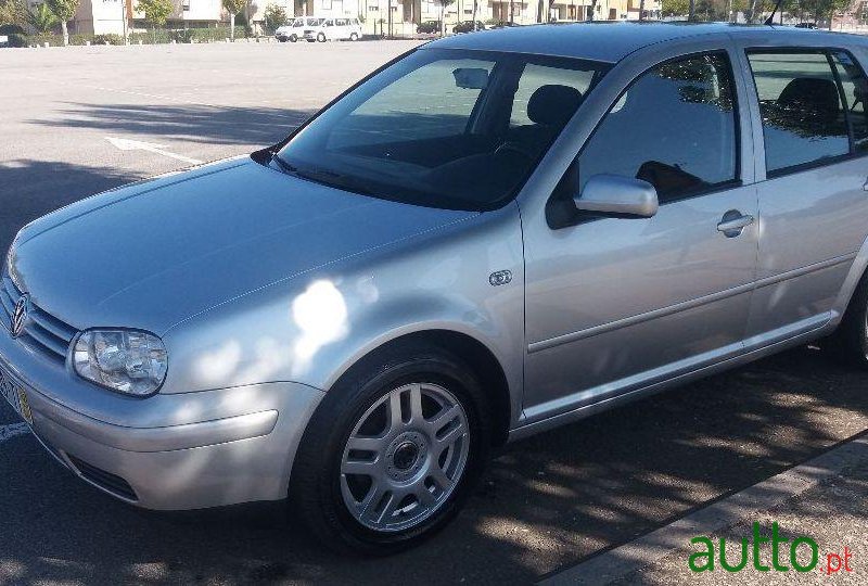 2002' Volkswagen Golf photo #1