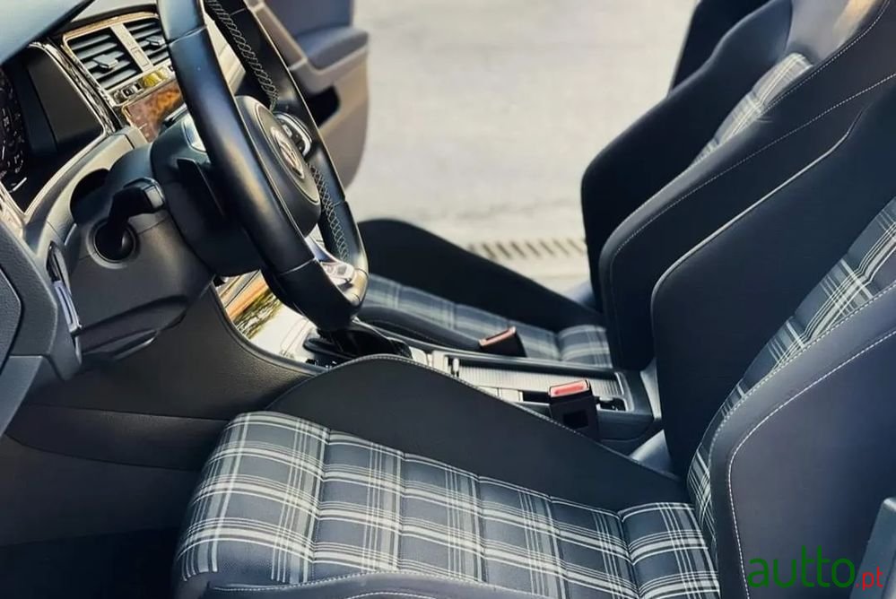 2017' Volkswagen Golf photo #5