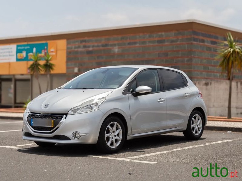 2014' Peugeot 208 1.2 Vti Active photo #1