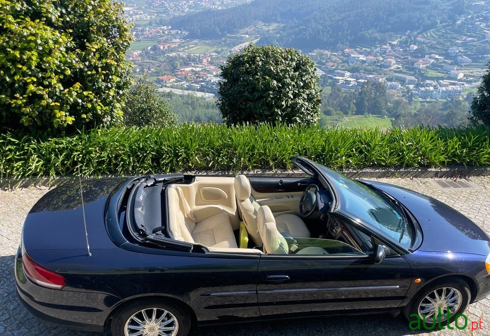 2002' Chrysler Sebring Cabrio 2.7 V6 Lx photo #3