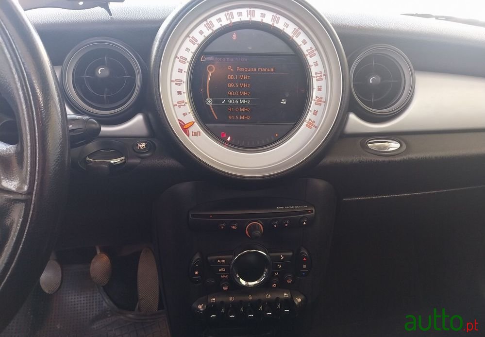 2010' MINI Cooper 3 Portas photo #6