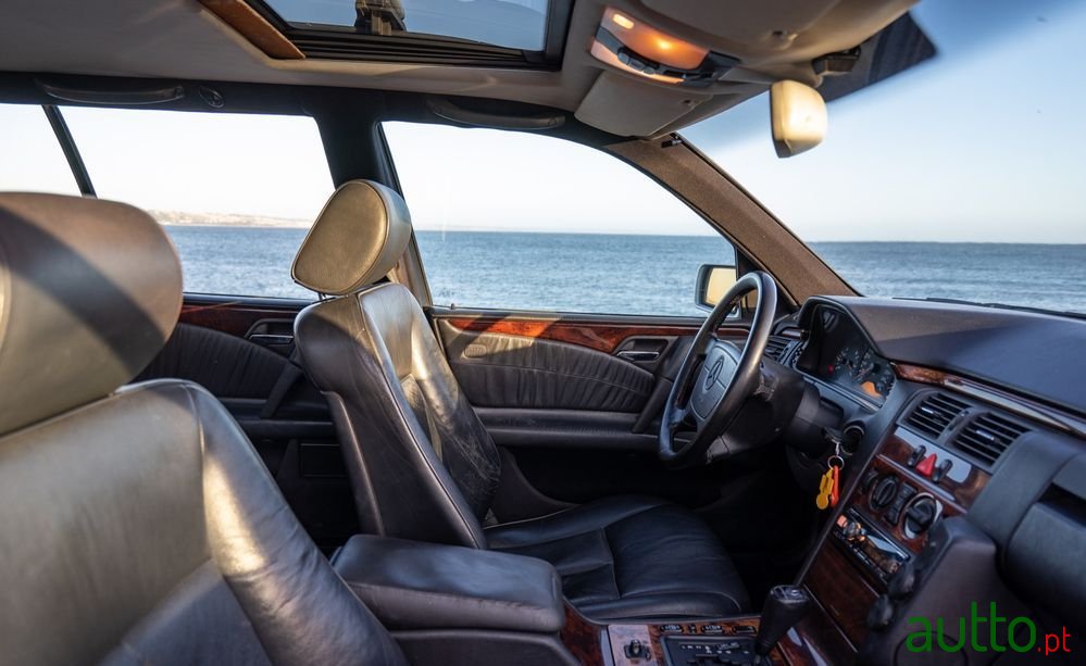 1998' Mercedes-Benz E 300 Td Classic photo #2