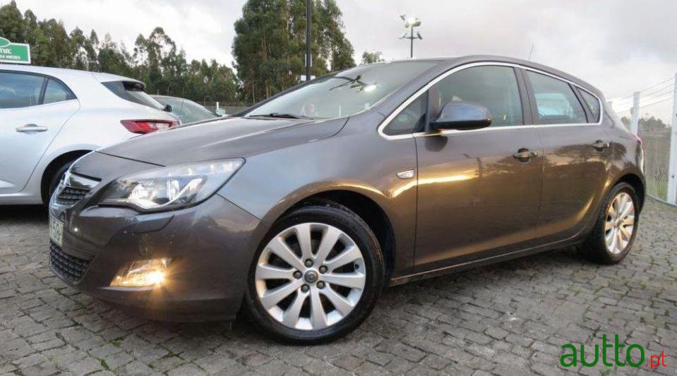 2012' Opel Astra photo #2