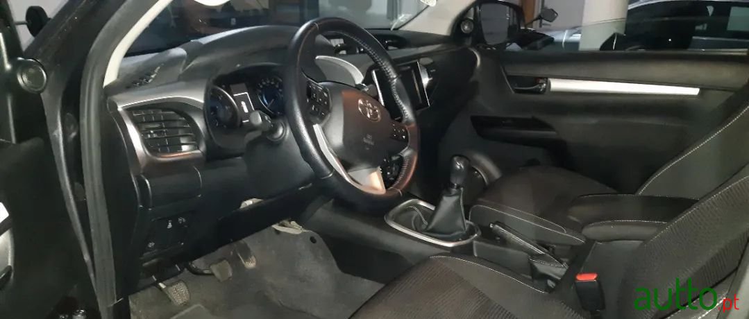 2020' Toyota Hilux photo #3