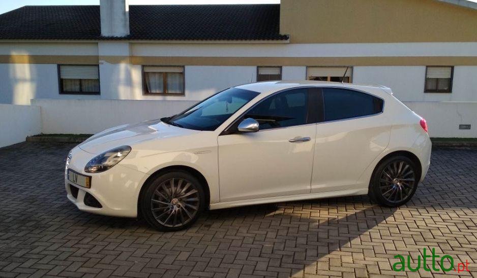 2011' Alfa Romeo Giulietta Distinctive photo #3