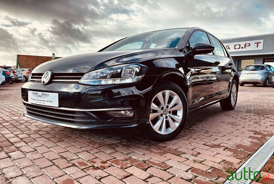 2017' Volkswagen Golf photo #2